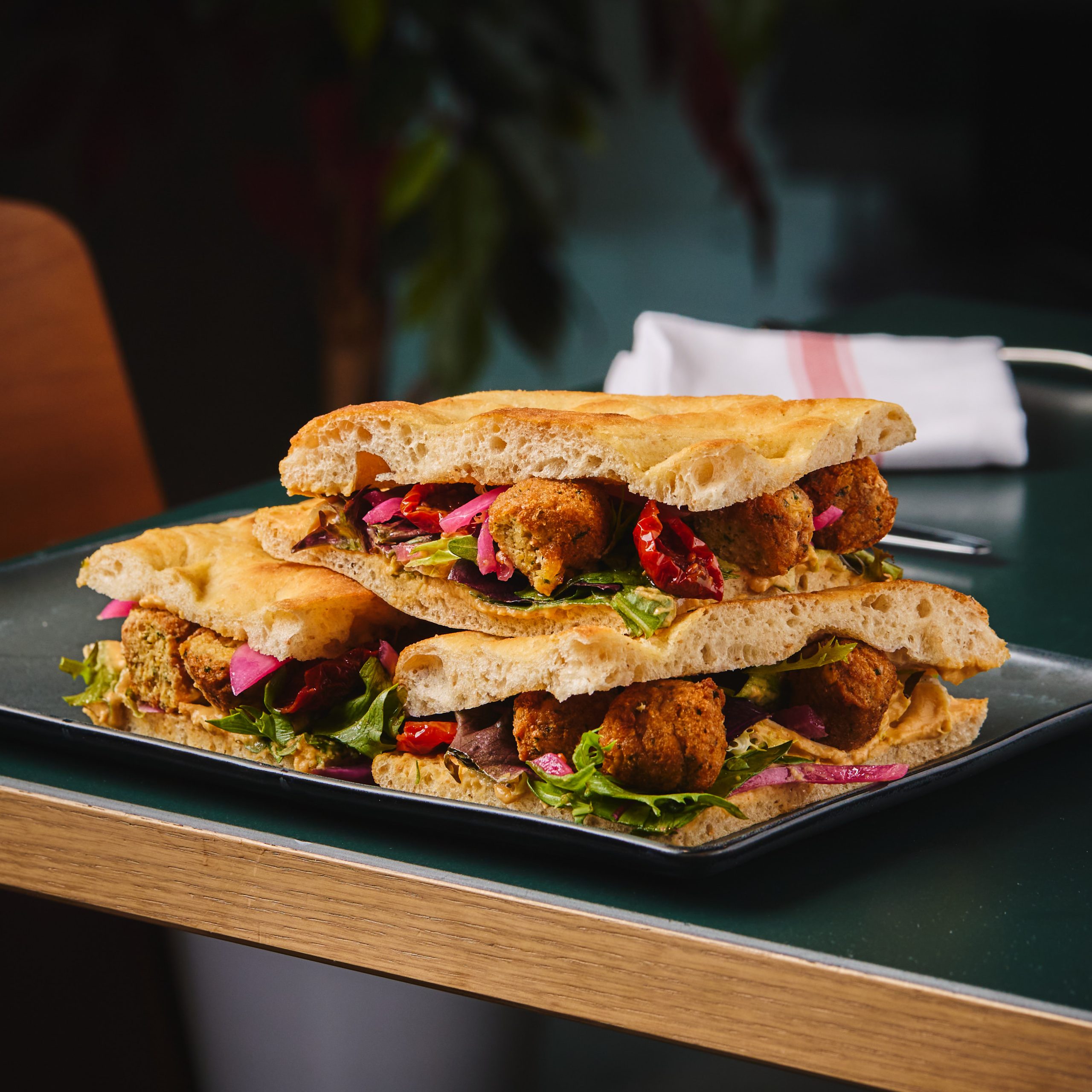 Vegansk focaccia med hummus, falafel og syltet rødløk - Laktosefri