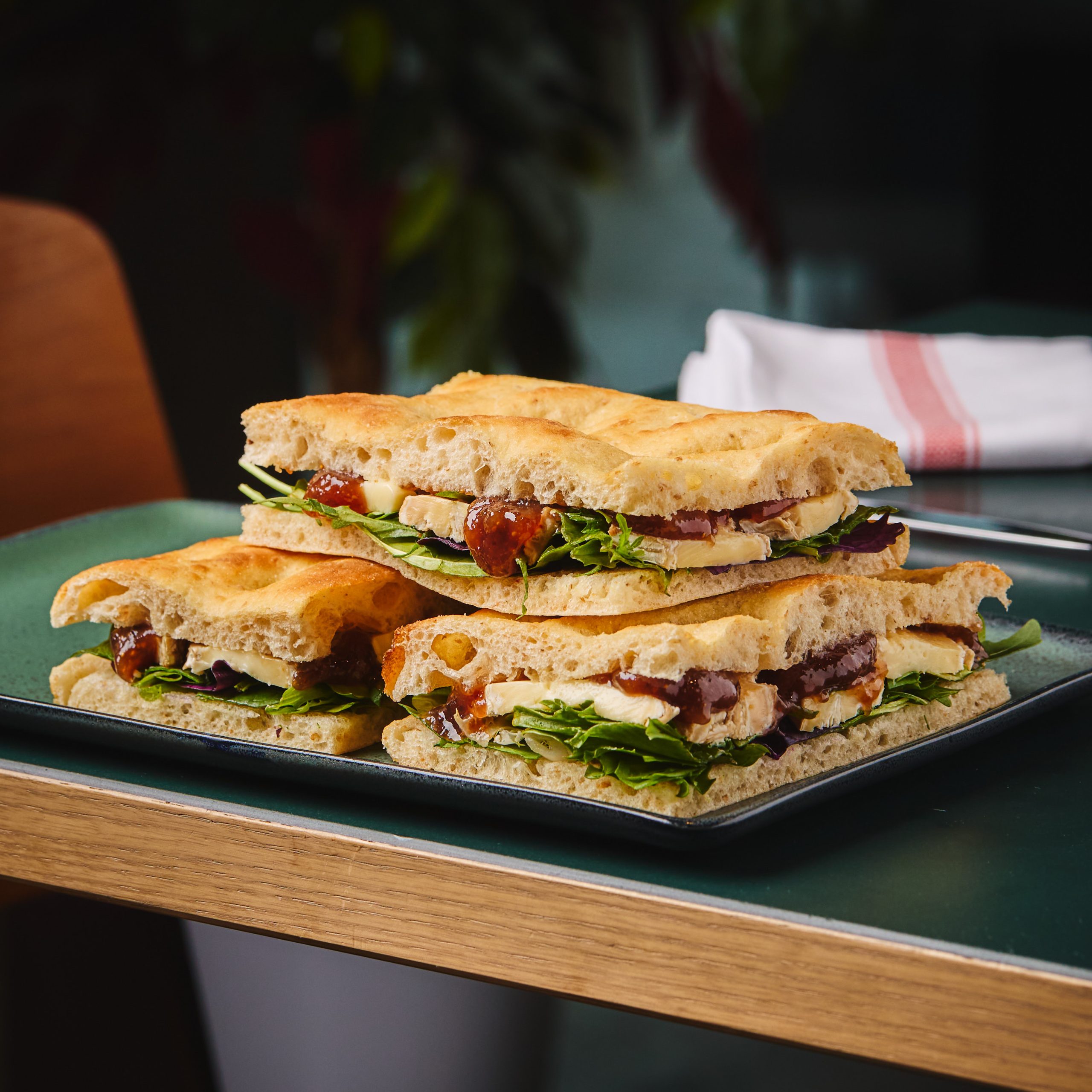 Focaccia med mozzarella, pesto og tomatsalsa